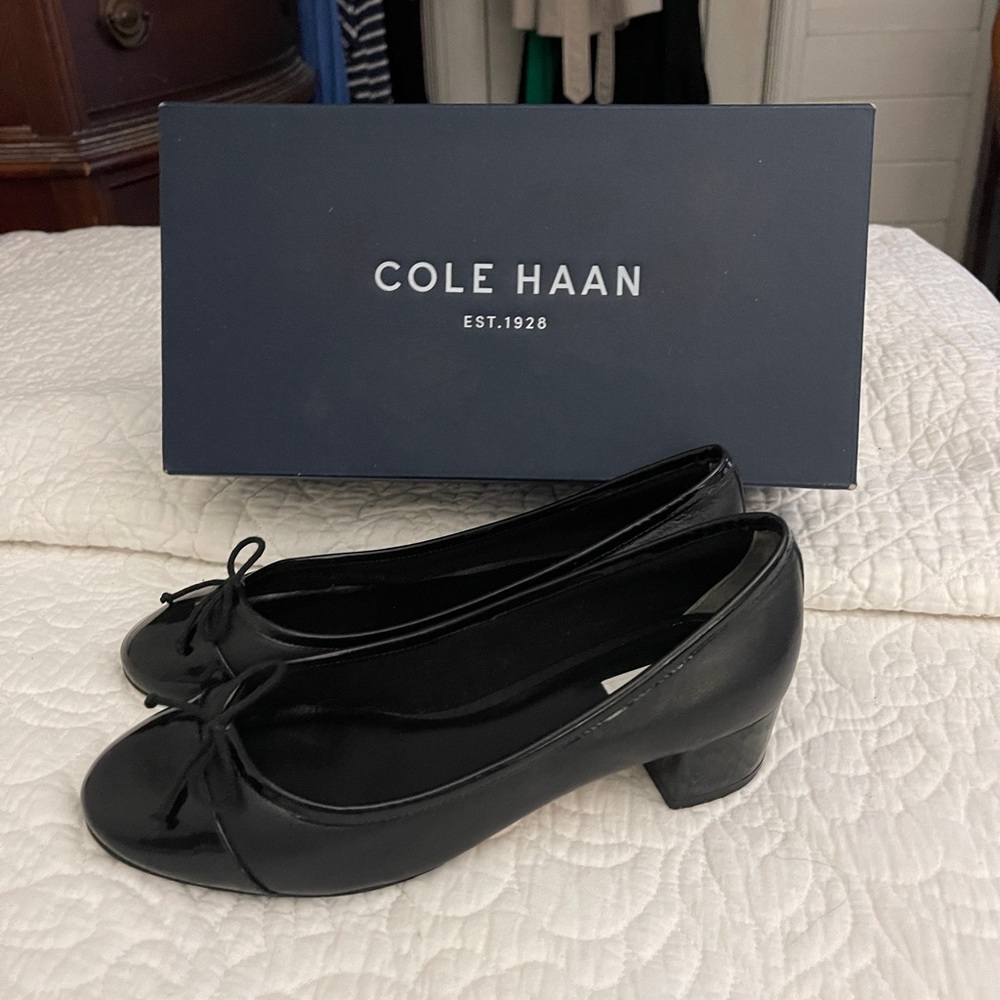 Cole Haan Black Leather Patent Toe Ballet Low Heeled Pump. Barely Worn. Size 6.5